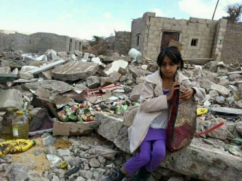 



طفلة يمنية تجلس في حسرة على أنقاض منزلها الذي فجره الحوثيون في منطقة الحمية بتعز.  (متداولة)