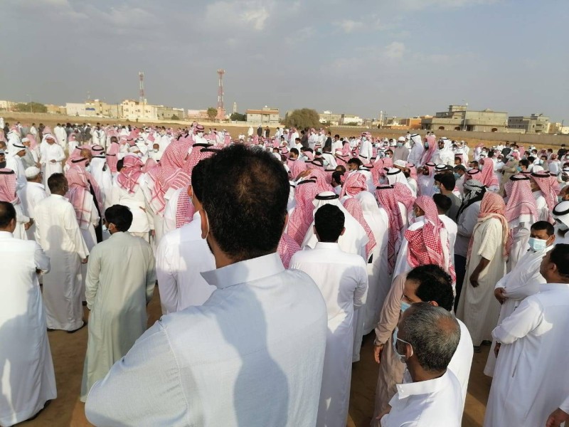 مئات الأشخاص يشيعون الشاعر أحمد الحربي في جازان.