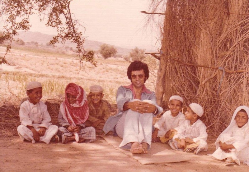 



مع طلابه في محافظة العرضيات في السبعينيات الميلادية.