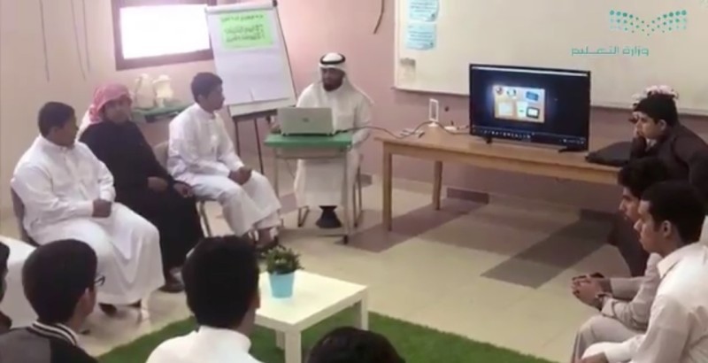 المعلم سعد النصر يشرح لطلابه قبل جائحة كورونا.