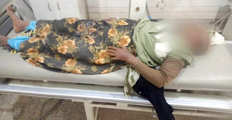 



مسنة يمينة أصيبت بطلق حوثي في حيس جنوبي الحديدة أمس.  (إعلام الجيش الوطني)