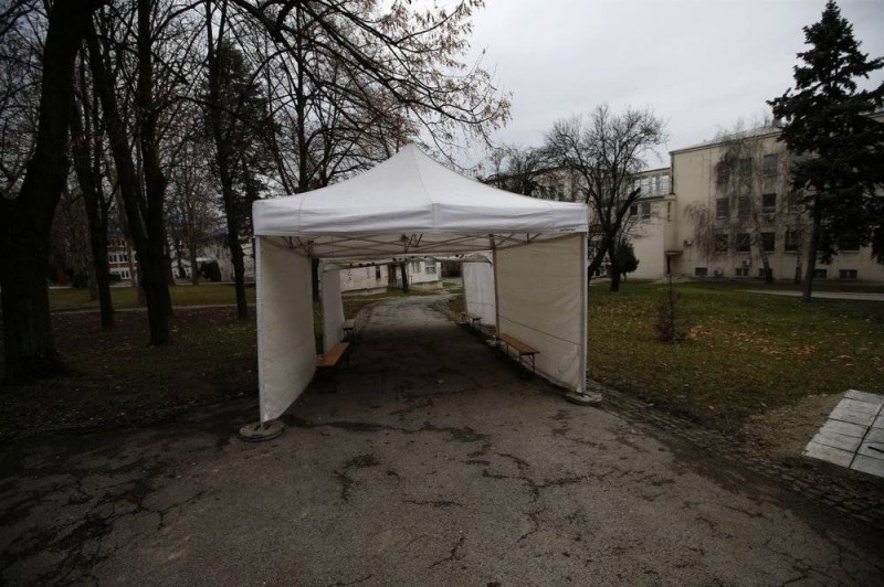 



خيمة التطعيم في بلغراد خاوية بسبب الرفض الواسع للقاحات.