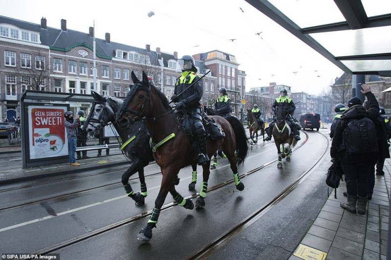 



اشتباكات بين الشرطة ومناهضي الإغلاق في أمستردام بهولندا أمس الأول.