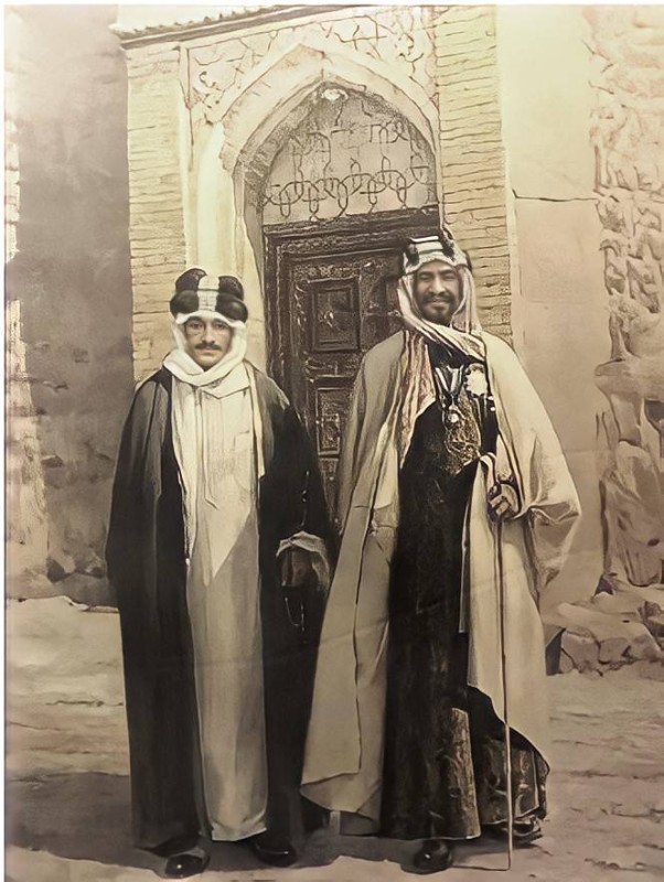 



الملك عبدالعزيز مع عبداللطيف باشا المنديل أمام قصر المنديل بالزبير عام 1916.