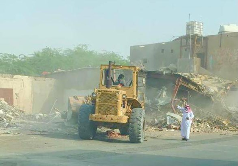 



معدة أمانة جدة تباشر إزالة منزل آيل للسقوط.