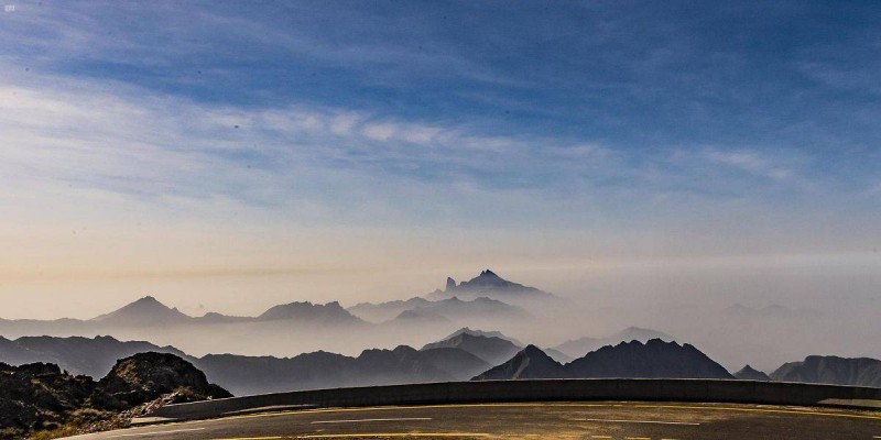 



ضباب الباحة لوحة إبداعية على سفوح الجبال.