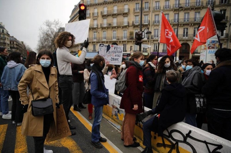 



تظاهرات للطلاب في باريس احتجاجاً على إجراءات مكافحة الجائحة.