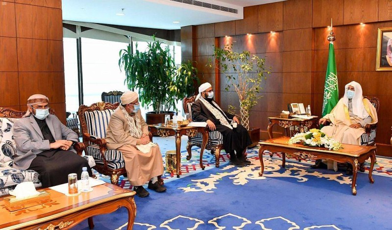



وزير الشؤون الإسلامية خلال استقباله لرؤساء المكونات الدعوية والعلمية في برنامج التواصل مع علماء اليمن.