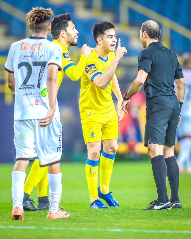 



 حكم مباراة النصر والشباب تركي الخضير في نقاش جانبي مع لاعبي النصر بيتروس ومارتينيز.