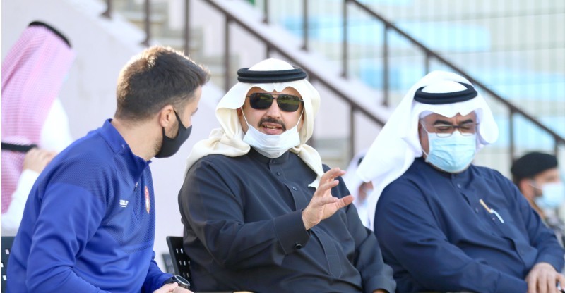 



الأمير تركي بن طلال في حديث جانبي مع مدرب ضمك بحضور أبونخاع.