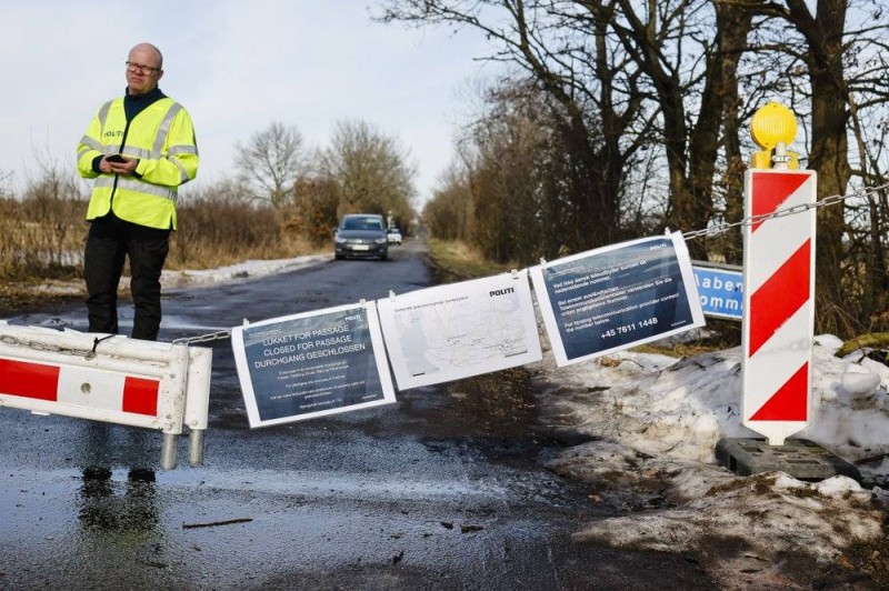 



شرطي دنماركي يحرس الحدود المغلقة مع ألمانيا لمنع تفشي الوباء.