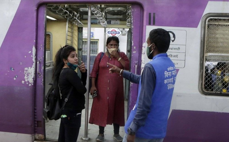 



عامل بلدية في بومباي يفرض غرامة فورية على هندية رفضت ارتداء كمامتها في المترو.