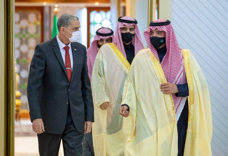 



الأمير عبدالعزيز بن سعود خلال استقباله وزير الداخلية العراقي عثمان الغانمي.