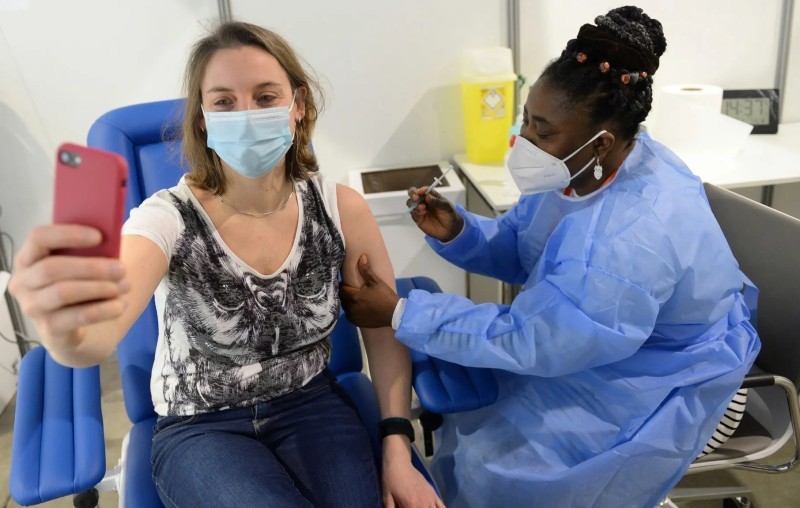 «سيلفي» يوثق لحظة التطعيم في أحد مراكز التطعيم في بروكسل.