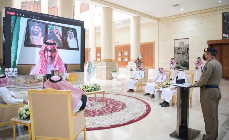 



أمير الباحة خلال تدشينه عبر الاتصال المرئي فعاليات اليوم العالمي للدفاع المدني.