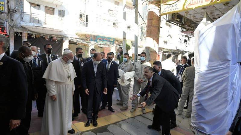 



مسؤول عراقي يرحب بالبابا بطريقته.