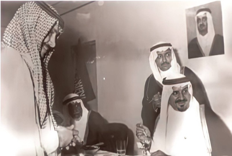 



الجفري واقفاً أمام الأمير الراحل سلطان بن عبدالعزيز في إحدى المناسبات.