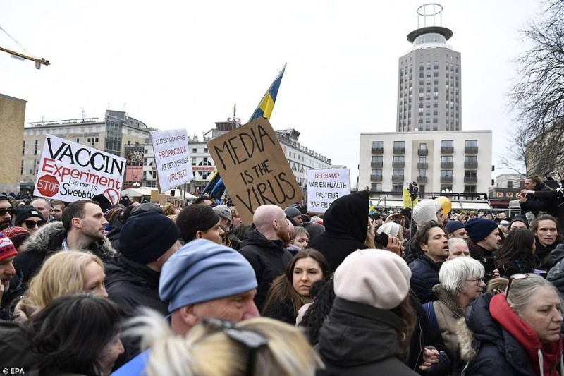 



المحتجون على الإغلاق في السويد رفعوا لافتة أمس تعتبر أن الإعلام هو الفايروس.