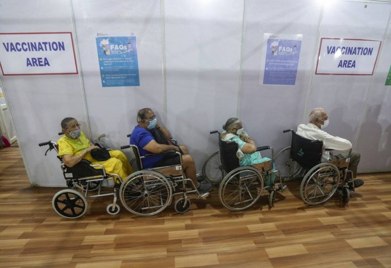 



مسنون هنود ينتظرون مواعيدهم للحصول على لقاح كوفيد-19 في مومباي.