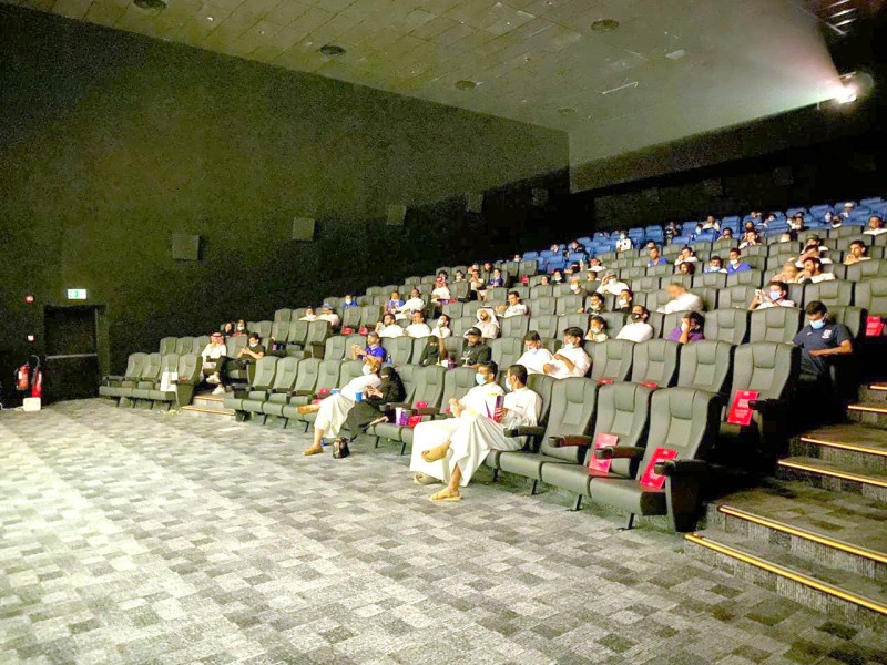 



صالات السينما في السعودية بعد تطبيق التباعد الاجتماعي بين المقاعد.