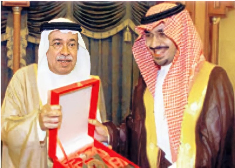 



الأمير نواف بن فيصل يتسلم هدية من الشيخ عيسى بن راشد عام 2005.