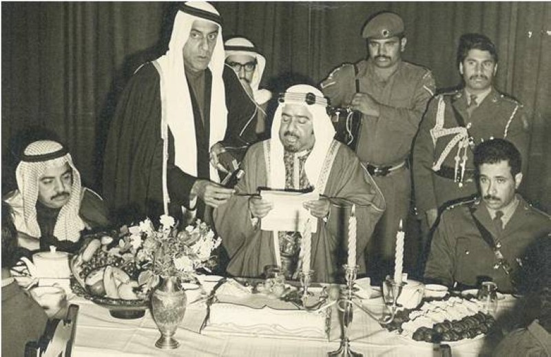 



عيسى بن راشد مع الراحلين الأمير الشيخ عيسى بن سلمان ورئيس الوزراء الشيخ خليفة بن سلمان في السبعينات.