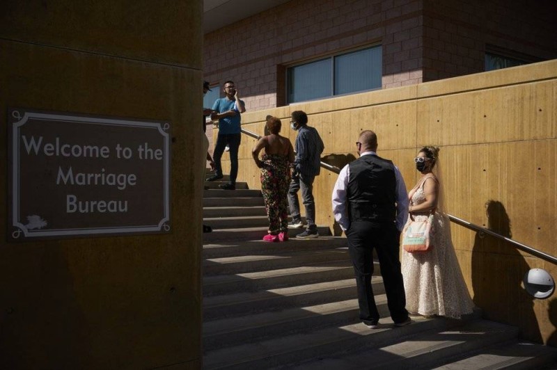 



عرسان أمريكيون يصطفون أمام مكتب الزيجات في لاس فيغاس للحصول على رخصة زواج.
