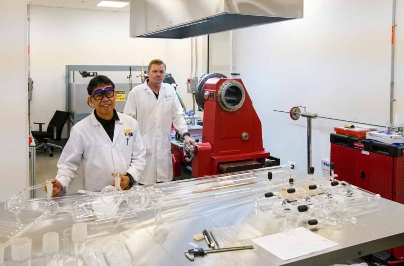 إيميليو هارينا، وإرنست نيل دافيسون يعرضان بعض الأواني الزجاجية العلمية التي أنتجتها كاوست في ورشة نفخ الزجاج في الجامعة.