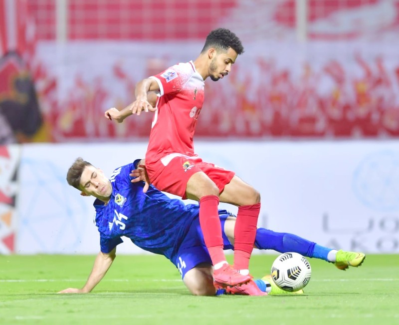 



مدافع الوحدة نور الرشيدي يبعد كرة من أمام لاعب القوة العراقي.