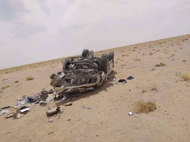 سيارة مدنية تعرضت للغم أرضي زرعته المليشيا على طريق مأرب الجوف.