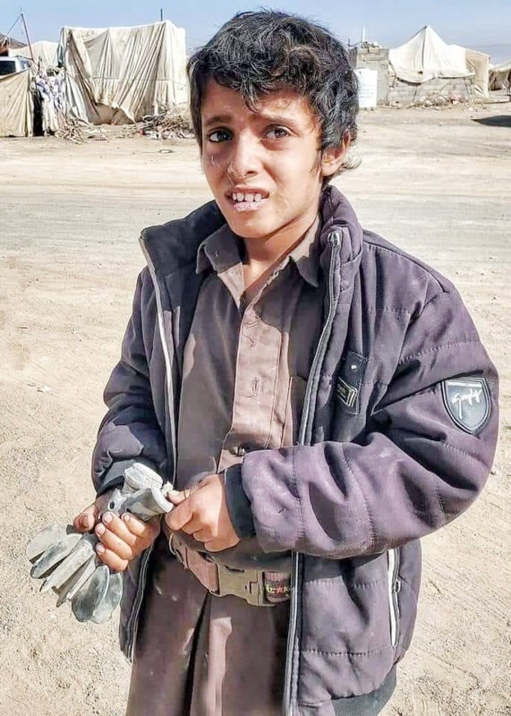 



طفل يمني نازح في مأرب يحمل بقايا قذيفة حوثية سقطت على مخيمهم.
