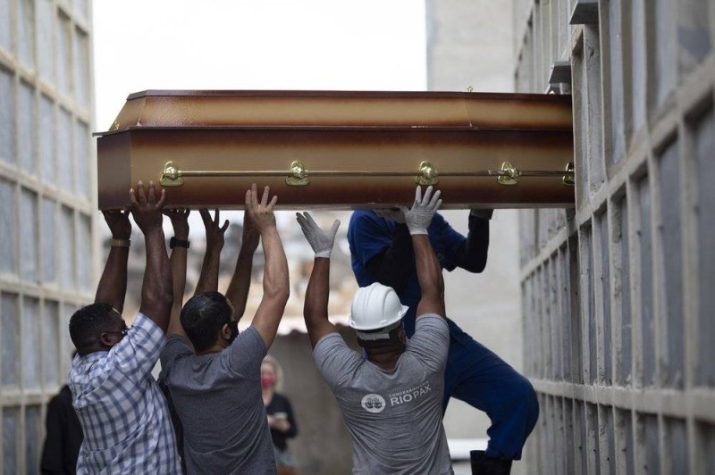 



عمال مقبرة يضعون جثماناً في خلايا لحفظ الجثامين قرب ريو دي جانيرو.