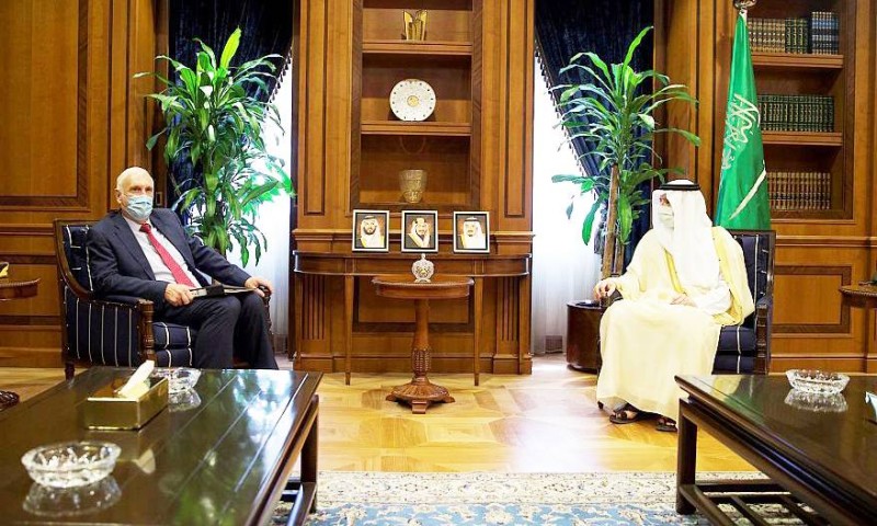 وزير الدولة للشؤون الخارجية يستقبل المبعوث البريطاني للخليج العربي.