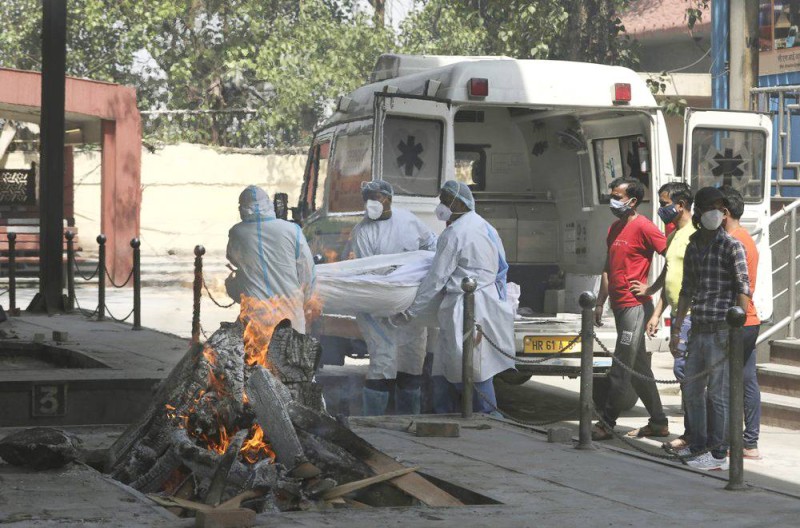 



عمال يحملون جثمان هندي توفي بكورونا إلى المحرقة في نيودلهي.