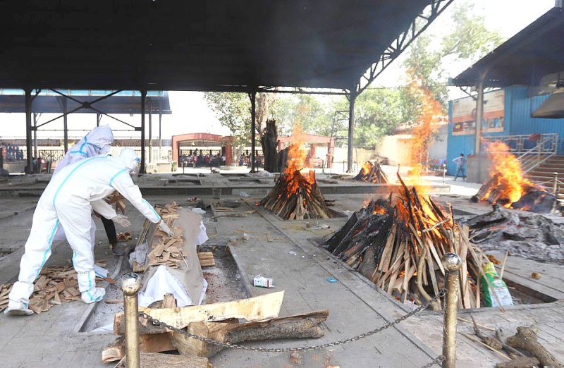 



عامل يشعل النار في محرقة لجثامين ضحايا كوفيد في العاصمة الهندية.