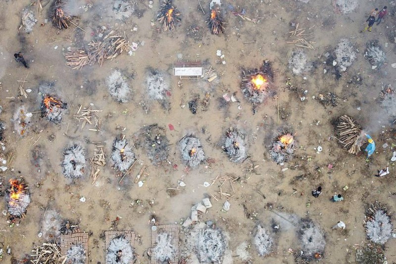 



محرقة لجثامين المتوفين بكوفيد-19 بالقرب من العاصمة الهندية.