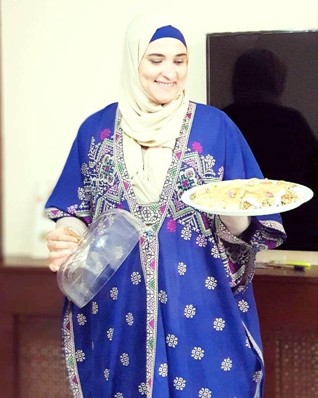 



نجوى أبوعبدون تحمل أحد الأطباق الرمضانية الشهيرة في فلسطين.