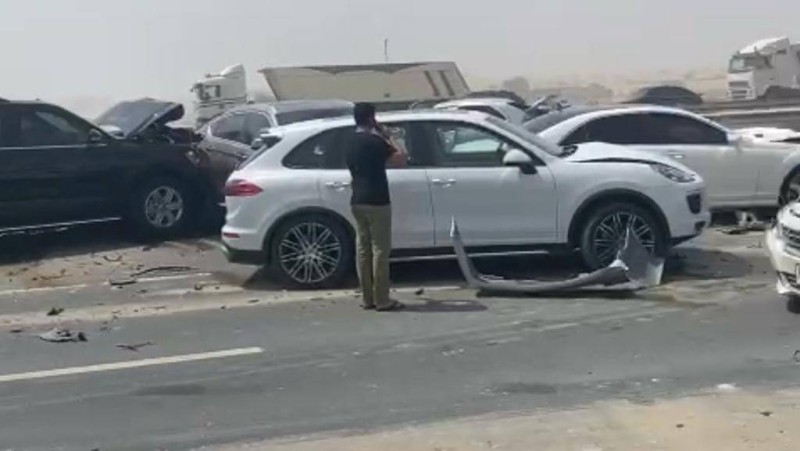 حادث تصادم 34 مركبة (صفحة شرطة دبي على «فيسبوك»)