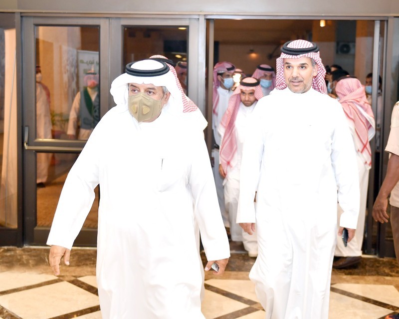 



الأمير منصور بن مشعل ورئيس النادي الأهلي المنتخب ماجد النفيعي.
