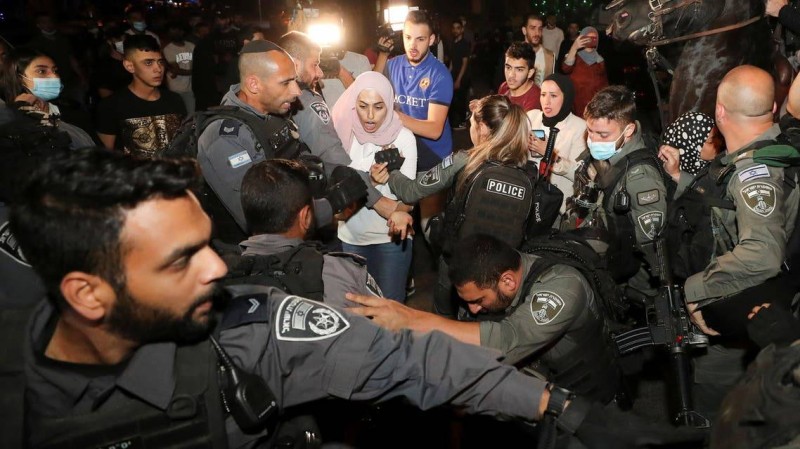 صدامات بين فلسطينيين وشرطة الاحتلال في حي الشيخ جراح.