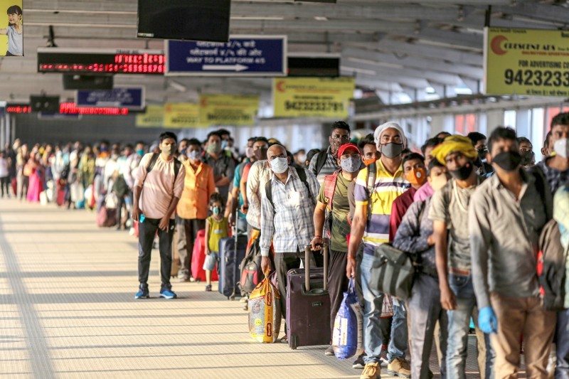 



طابور المسافرين في محطة قطارات بونا بالهند بانتظار فحص درجة الحرارة.