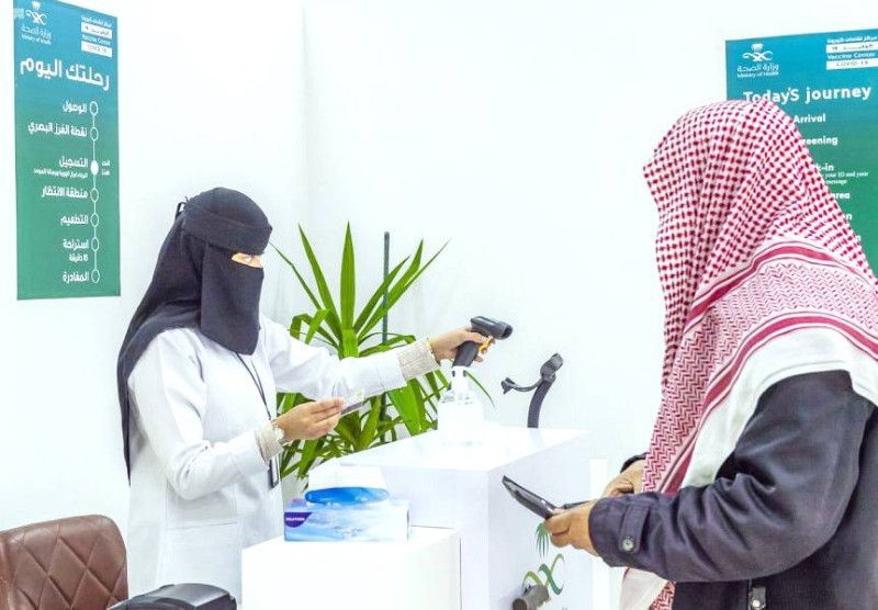 مراقبة صحية تنجز اجراءات تلقيح مواطن في الباحة