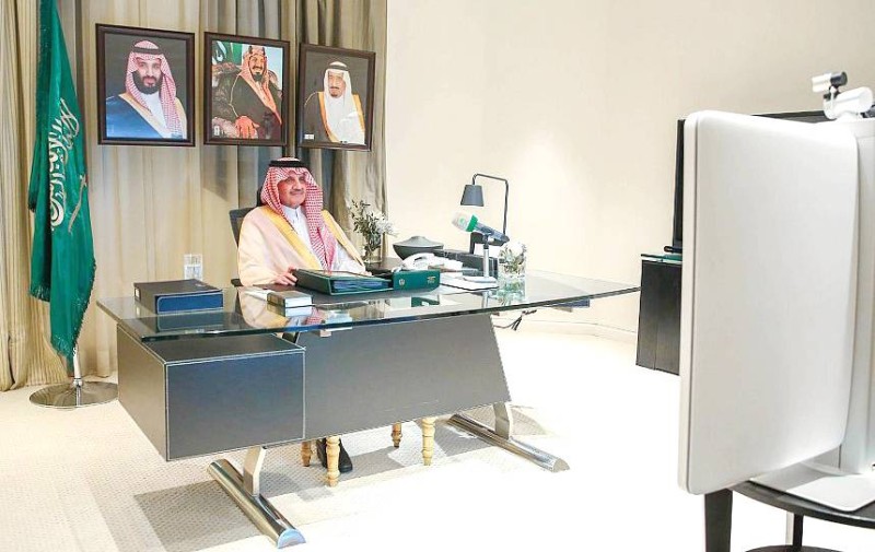 



الأمير سعود بن نايف يوقع على الاتفاقيات عبر الاتصال المرئي.
