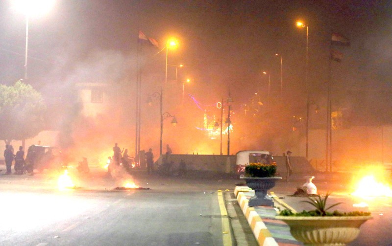 



المحتجون أحرقوا مقطورات خارج القنصلية الإيرانية في كربلاء.
