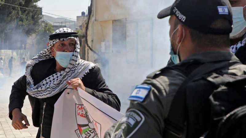 من اشتباكات بين الشرطة الإسرائيلية وفلسطينيين في حي الشيخ جراح.