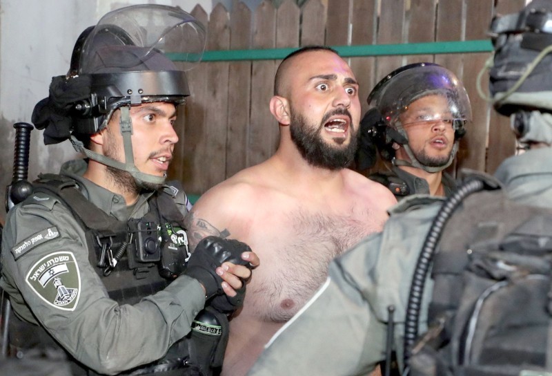 



من الاشتباكات بين الشرطة الإسرائيلية والفلسطينيين في حي الشيخ جراح.