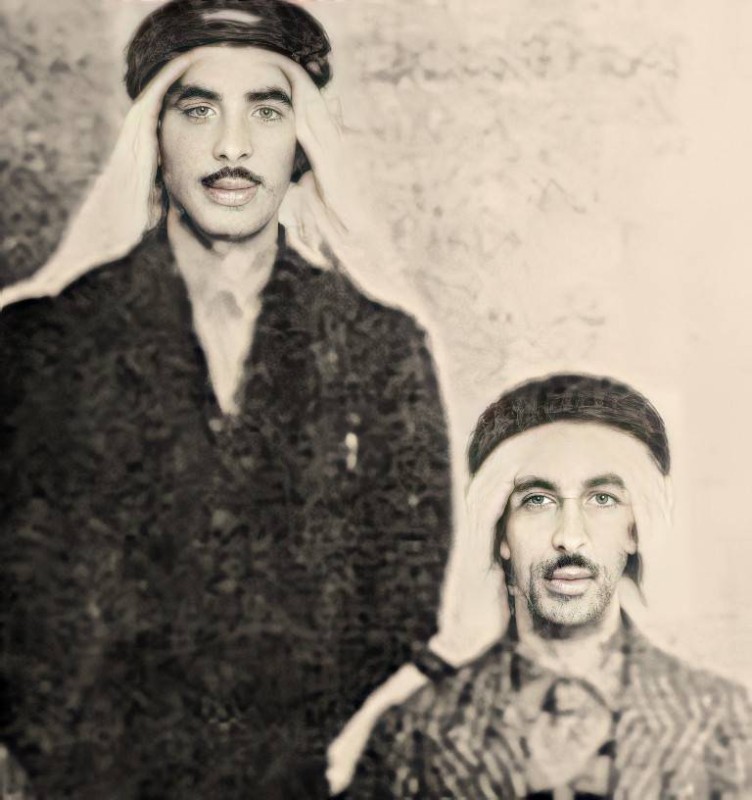 أحمد عبدالعزيز الصانع مع بدر محمد الساير من تجار الكويت في الهند سنة 1942م (أرشيف حصة الحربي)