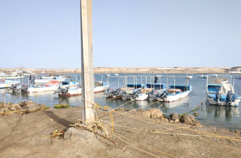



وضع الرصيف البحري في محافظة الوجه ويظهر به مكان ربط حبال تثبيت قوارب الصيد والنزهة.