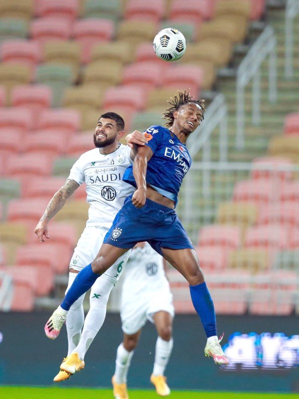 



الهلال يواجه الأهلي في مهمة الانفراد بالصدارة.