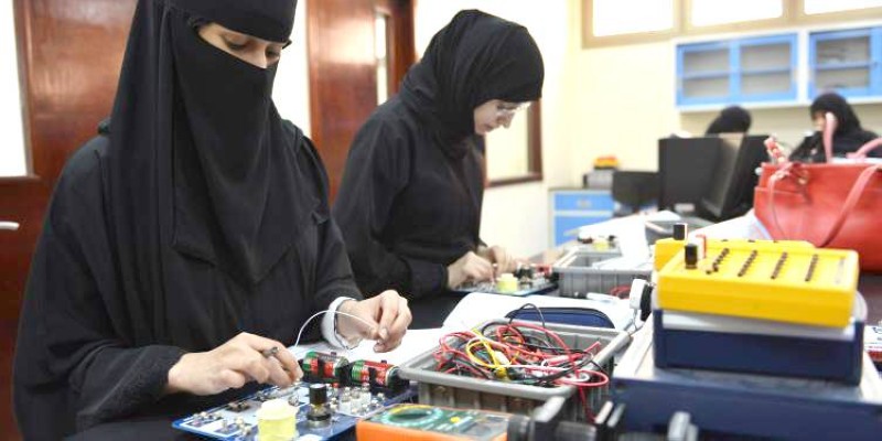



طالبتان تتلقيان تدريبهما في جامعة الإمام عبد الرحمن بن فيصل.